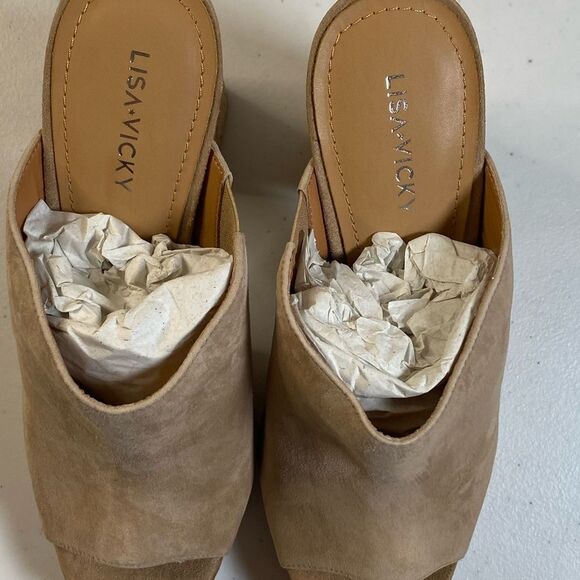 NIB Lisa Vicky Women's Joy V Camel Tan Kid Suede Mule Sandal Heel - Size 8 - Picture 5 of 10